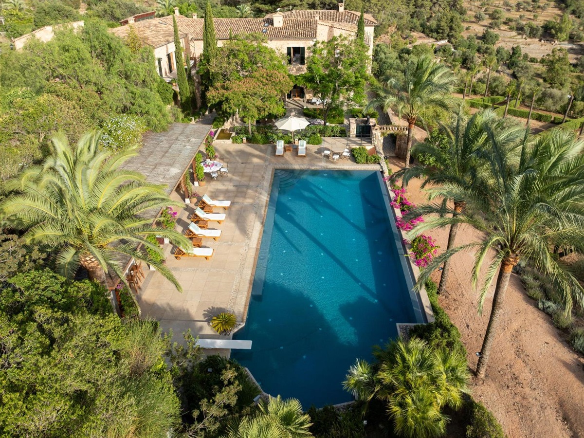 Pool and sun loungers at Finca Olivera, Mallorca