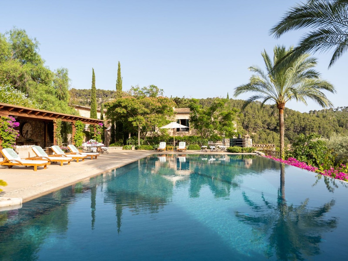 Pool and sun loungers at Finca Olivera, Mallorca