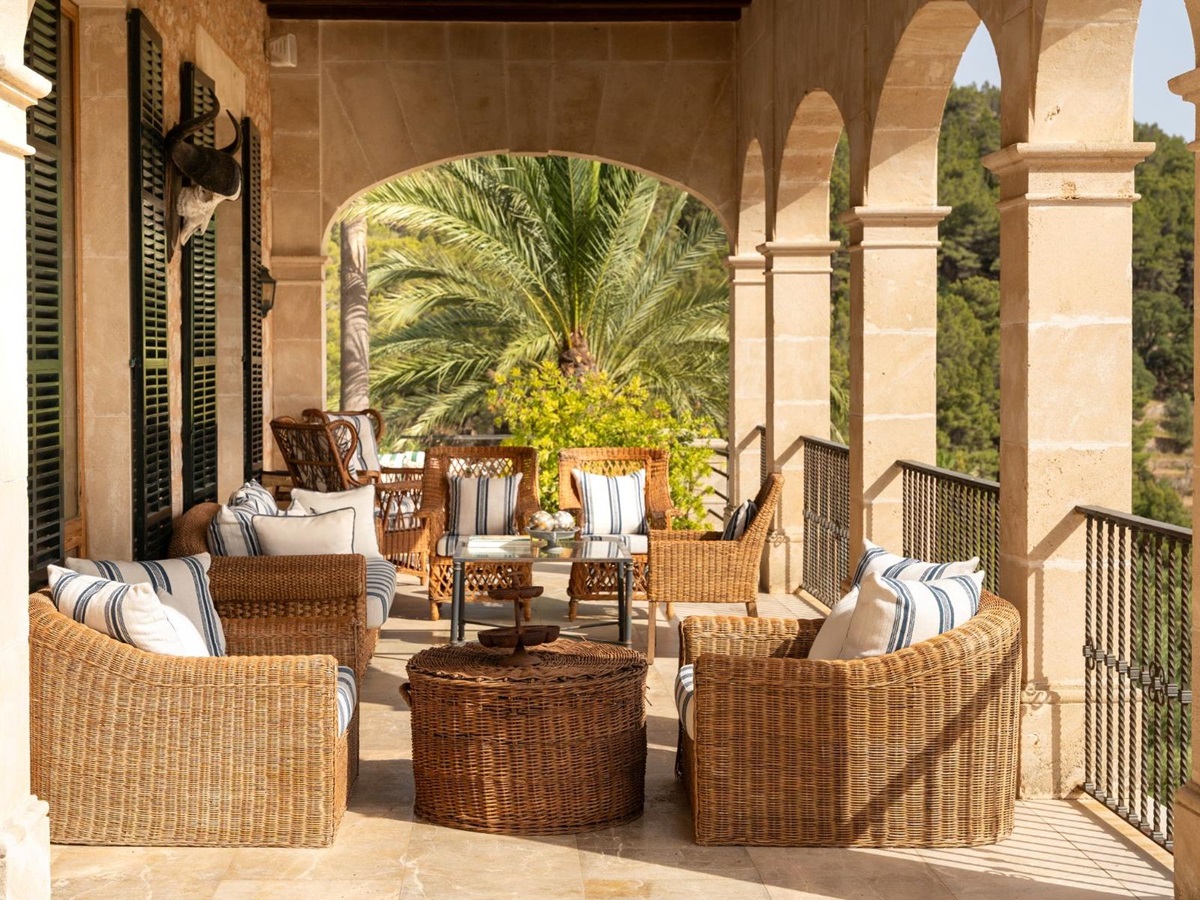 Terrace with seating at Finca Olivera, Mallorca
