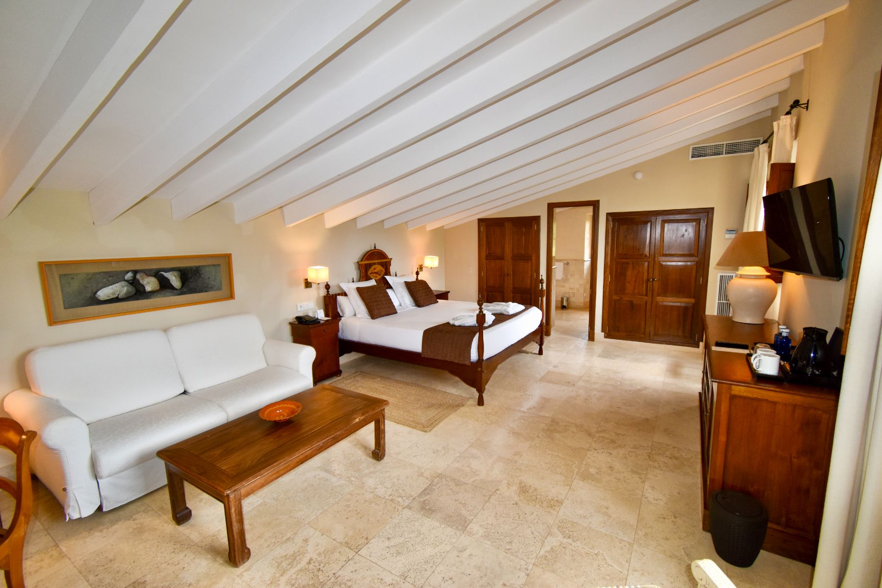 Double bedroom with sofa at Finca Paraiso, Mallorca