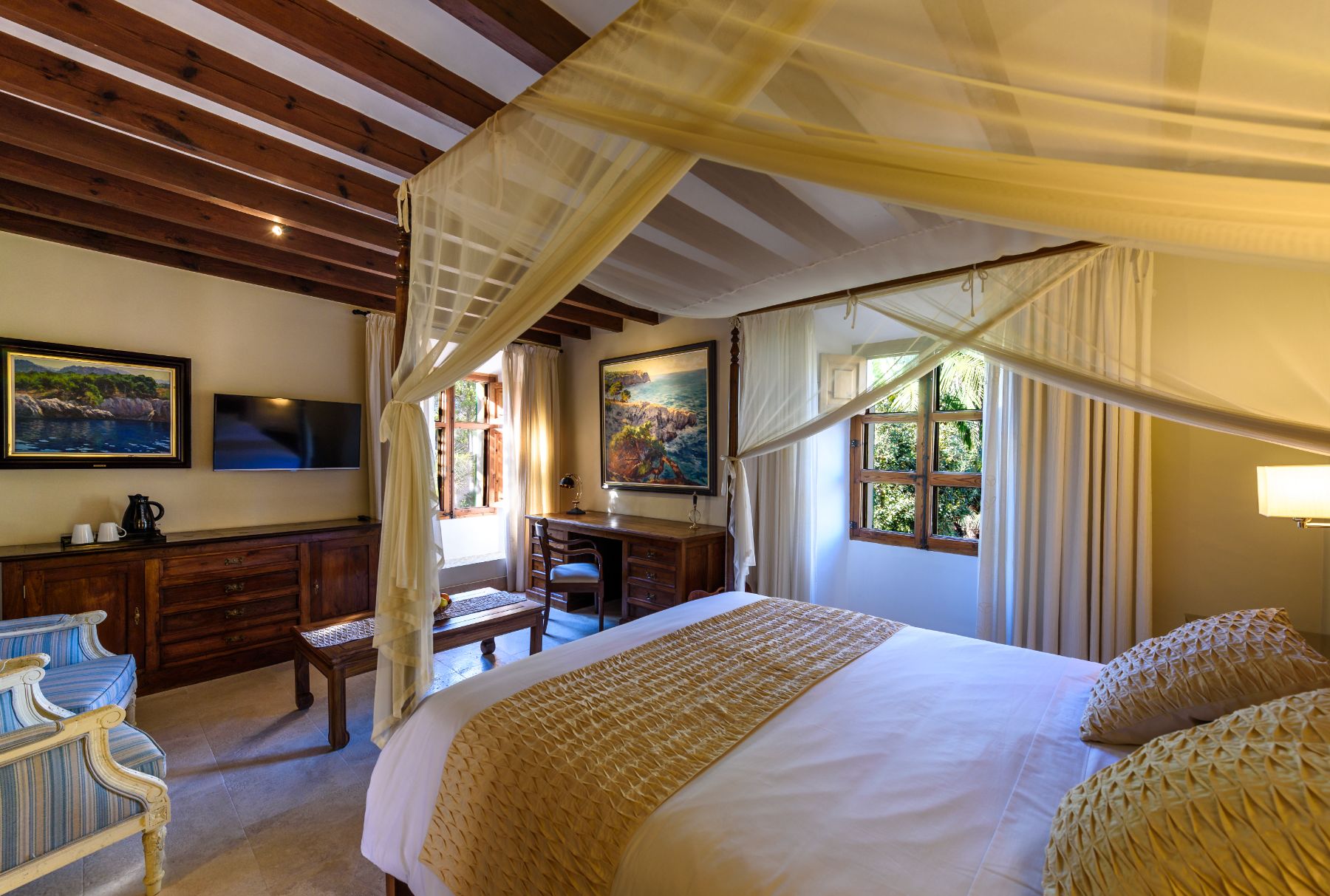 Bedroom with four poster bed at Finca Paraiso, Mallorca