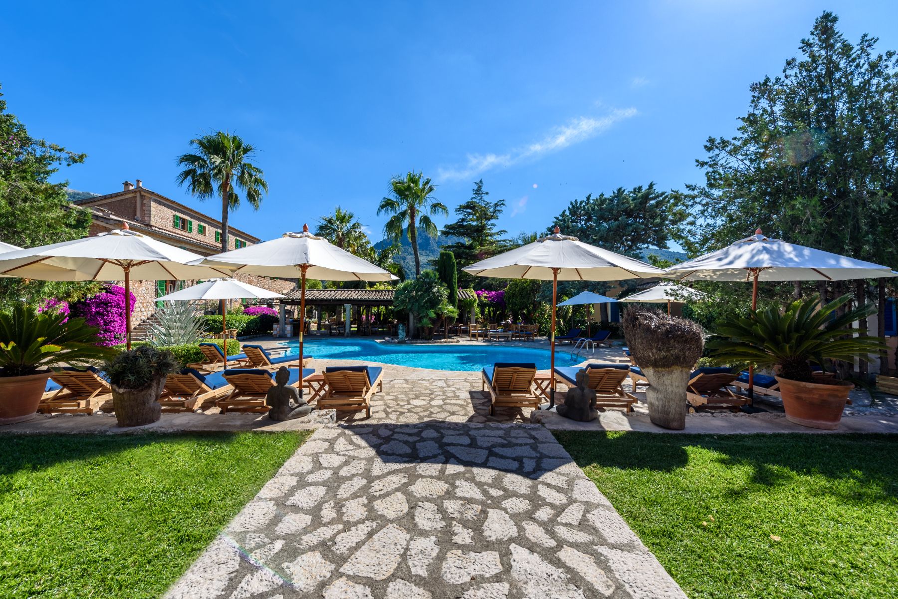 Pool with sun loungers at Finca Paraiso, Mallorca