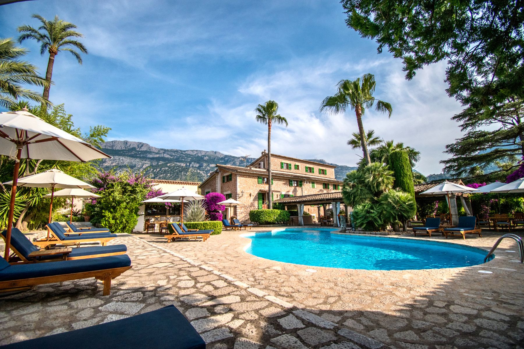 Pool with sun loungers at Finca Paraiso, Mallorca