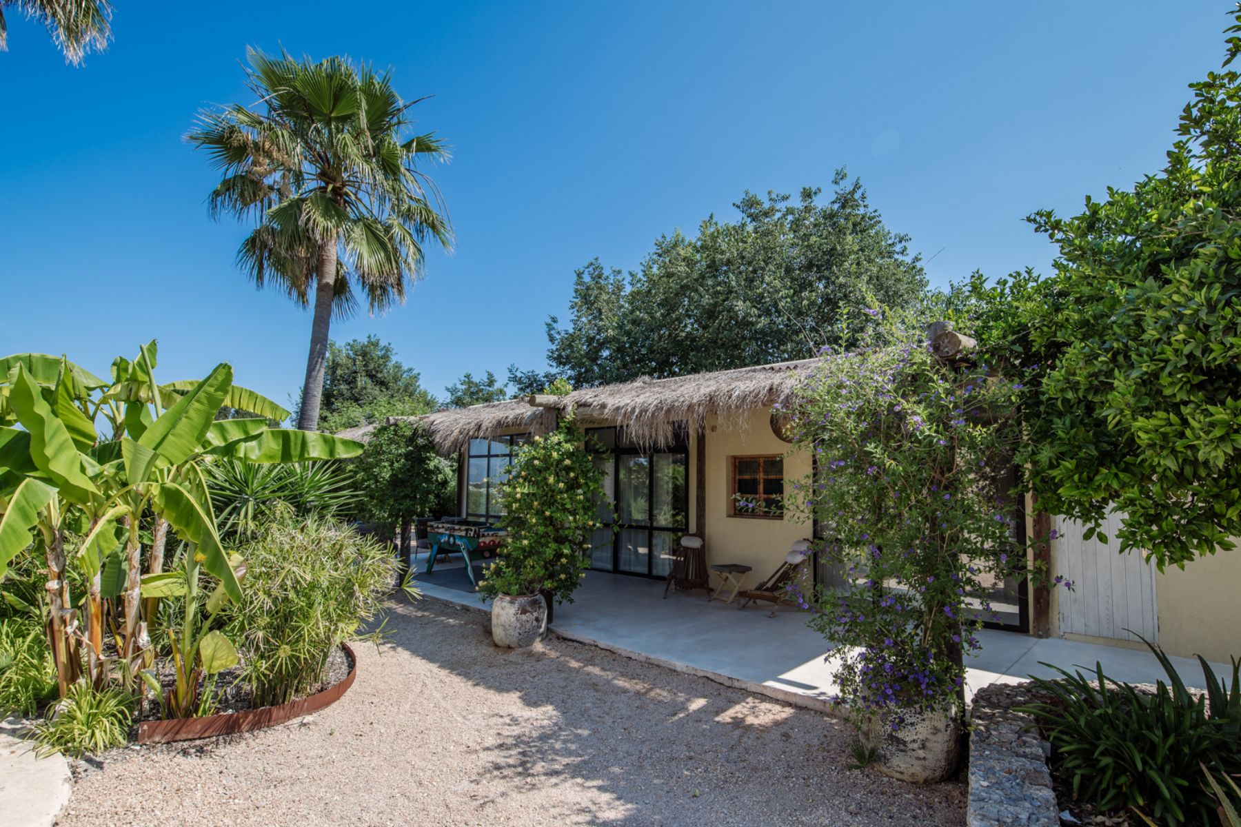 Guest suite and garden at Finca Romani, Mallorca