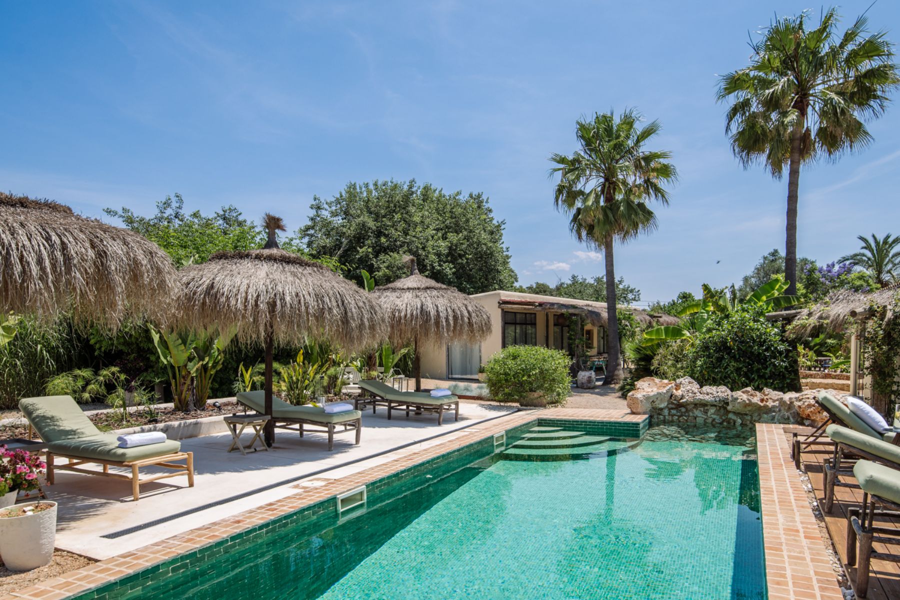 Pool with sun loungers at Finca Romani, Mallorca