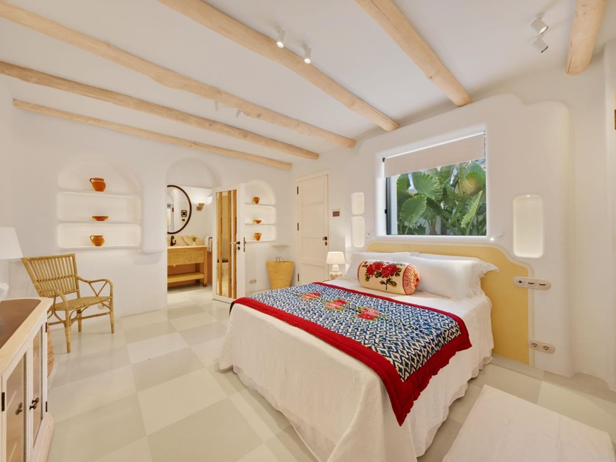 Double bedroom with ensuite at luxury villa Sa Font in Mallorca
