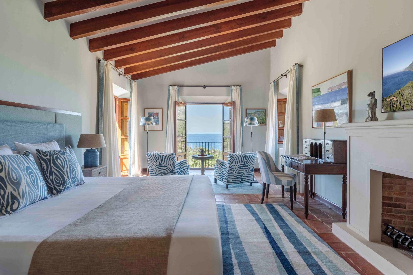 sa-terra-rotja-mallorca-master-bedroom