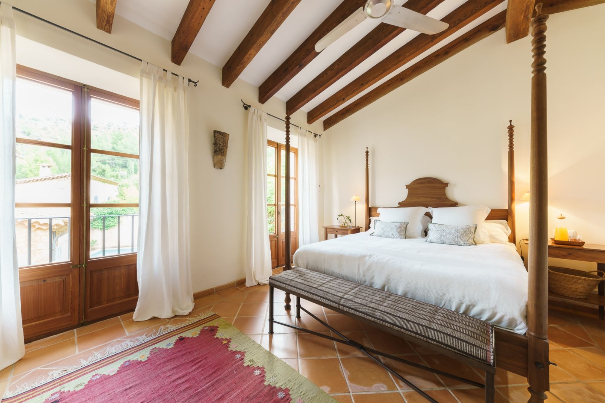Double bedroom with four poster bed at Villa Casa Encantata