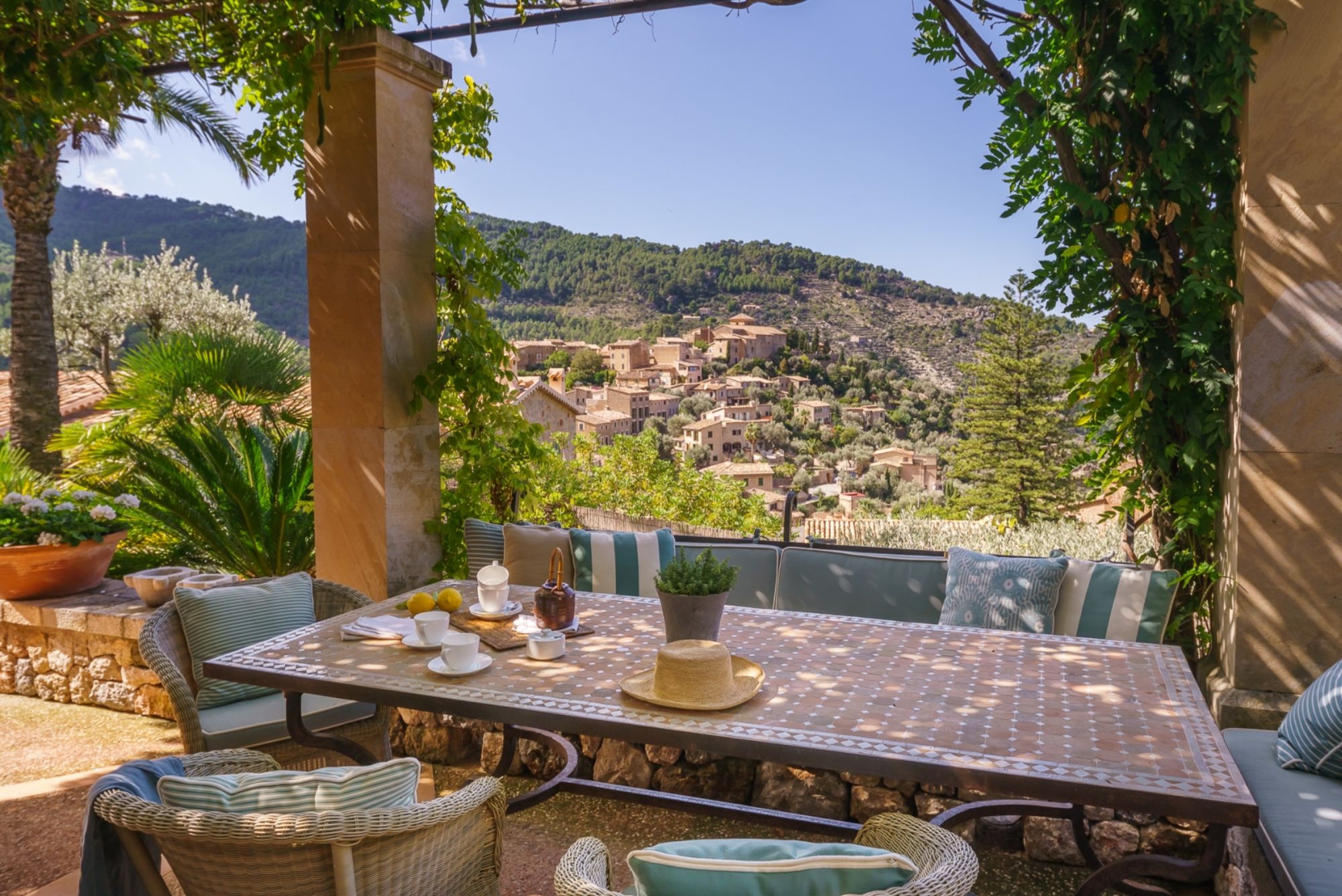 Outdoor dining area at Villa Casa Encantata