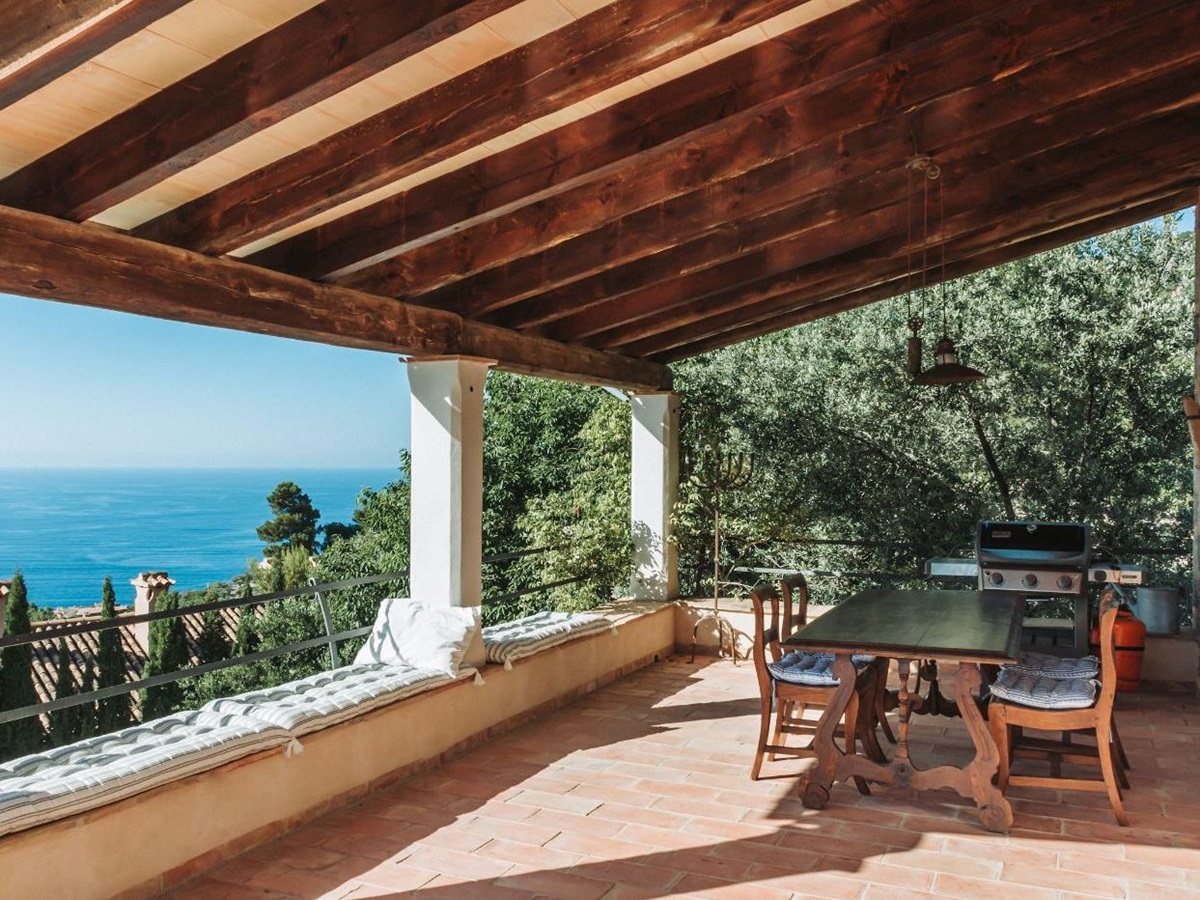 Terrace with barbecue at Villa Cascada