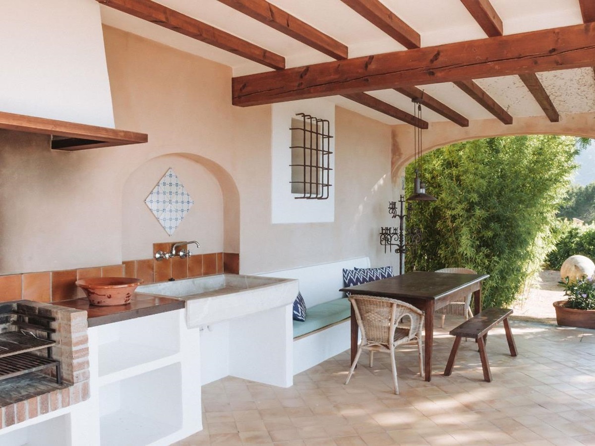 Outdoor dining area at Villa Cascada