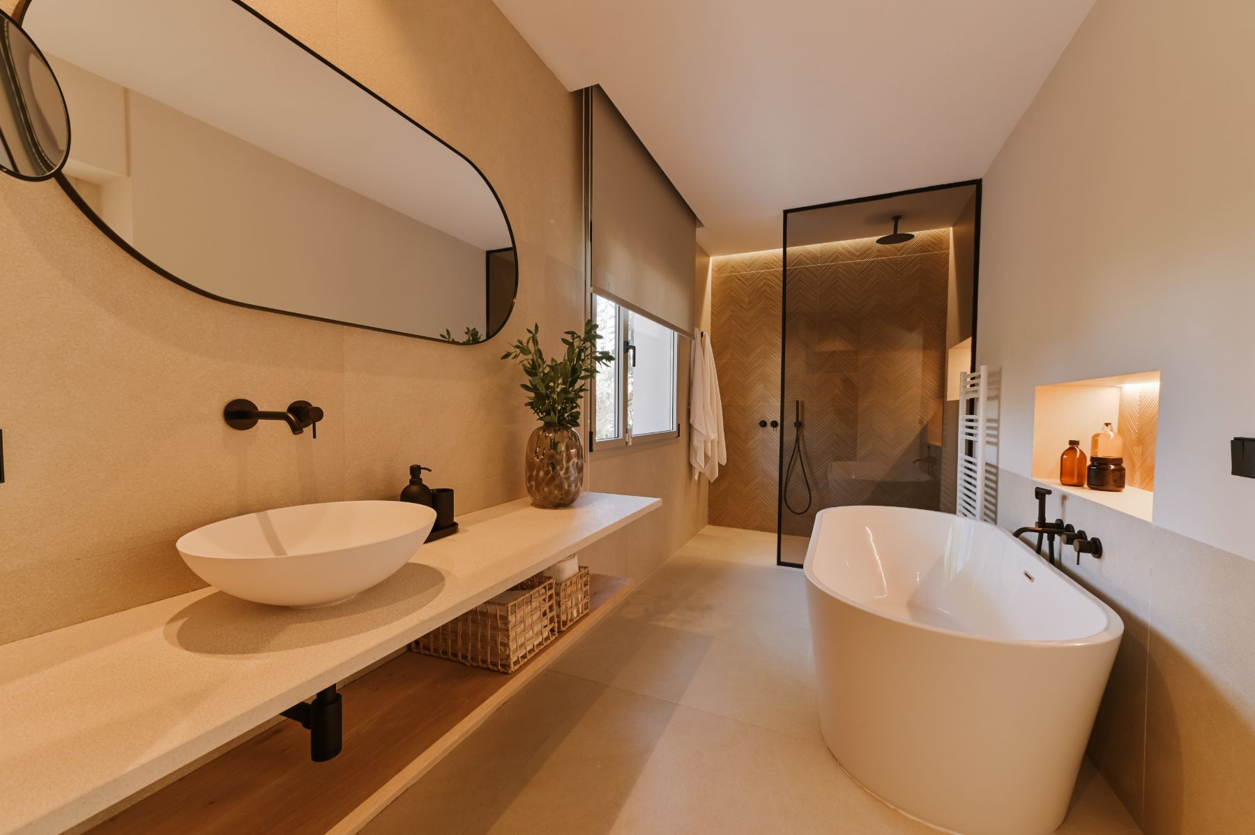 Bathroom with bathtub at Villa Celeste, Mallorca