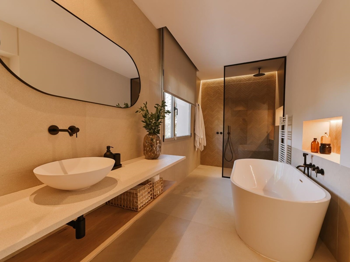 Bathroom with bathtub at Villa Celeste, Mallorca