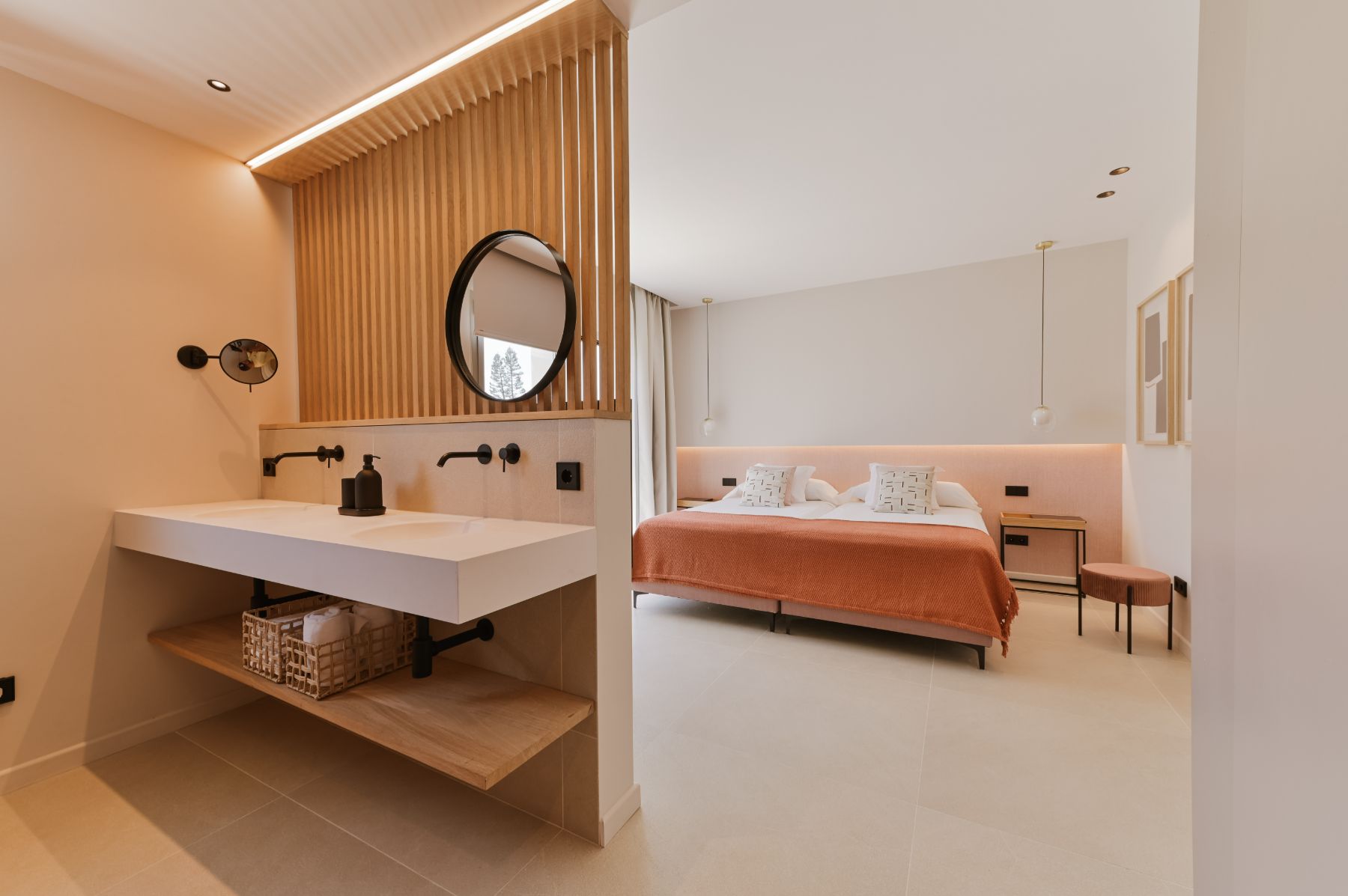 Bedroom and bathroom at Villa Celeste, Mallorca