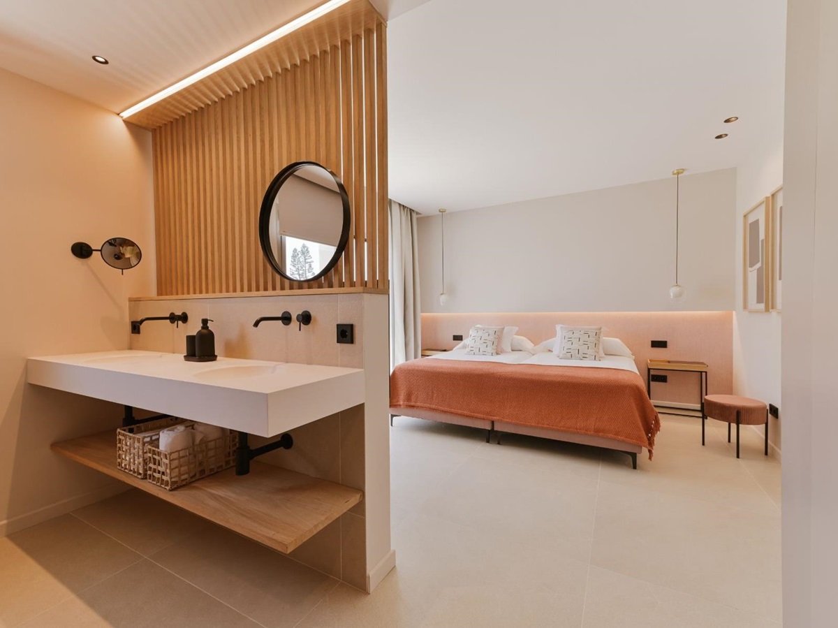 Bedroom and bathroom at Villa Celeste, Mallorca