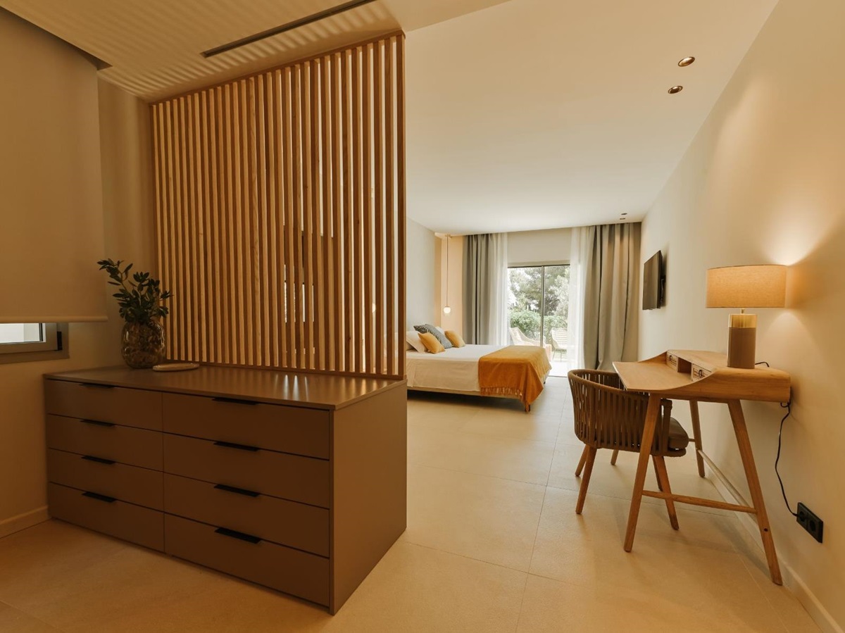 Bedroom with dressing area at Villa Celeste, Mallorca