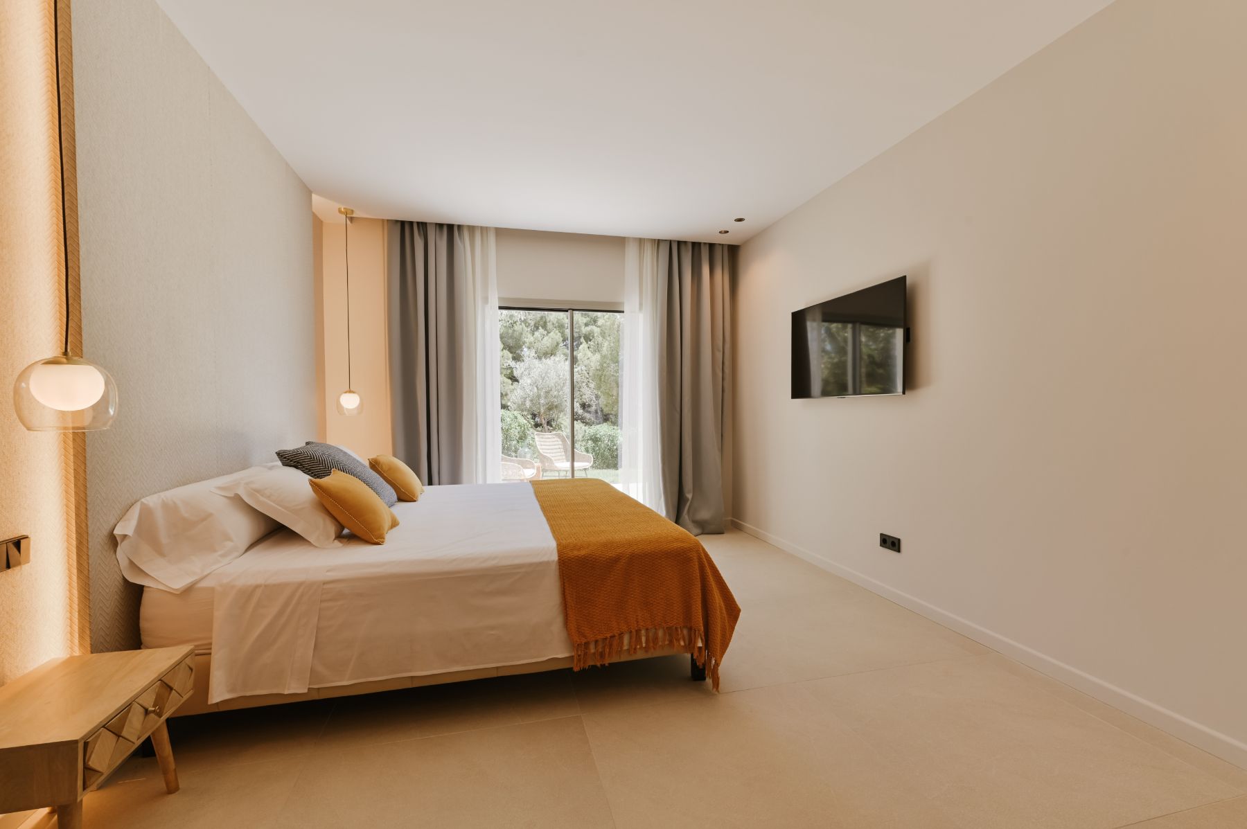 Bedroom with double bed at Villa Celeste, Mallorca
