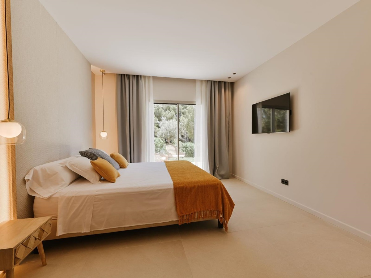 Bedroom with double bed at Villa Celeste, Mallorca