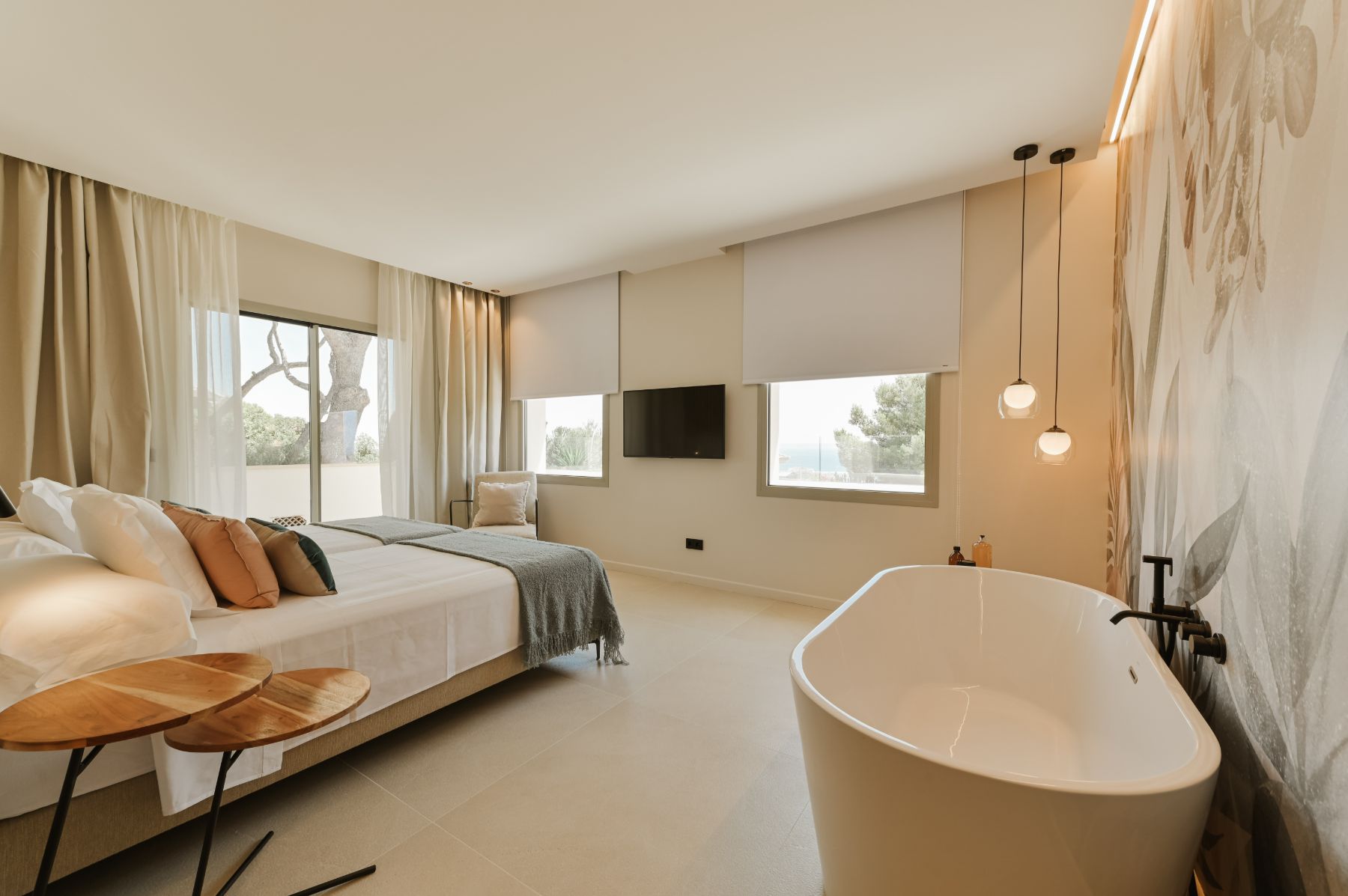 Bedroom with bathtub at Villa Celeste, Mallorca