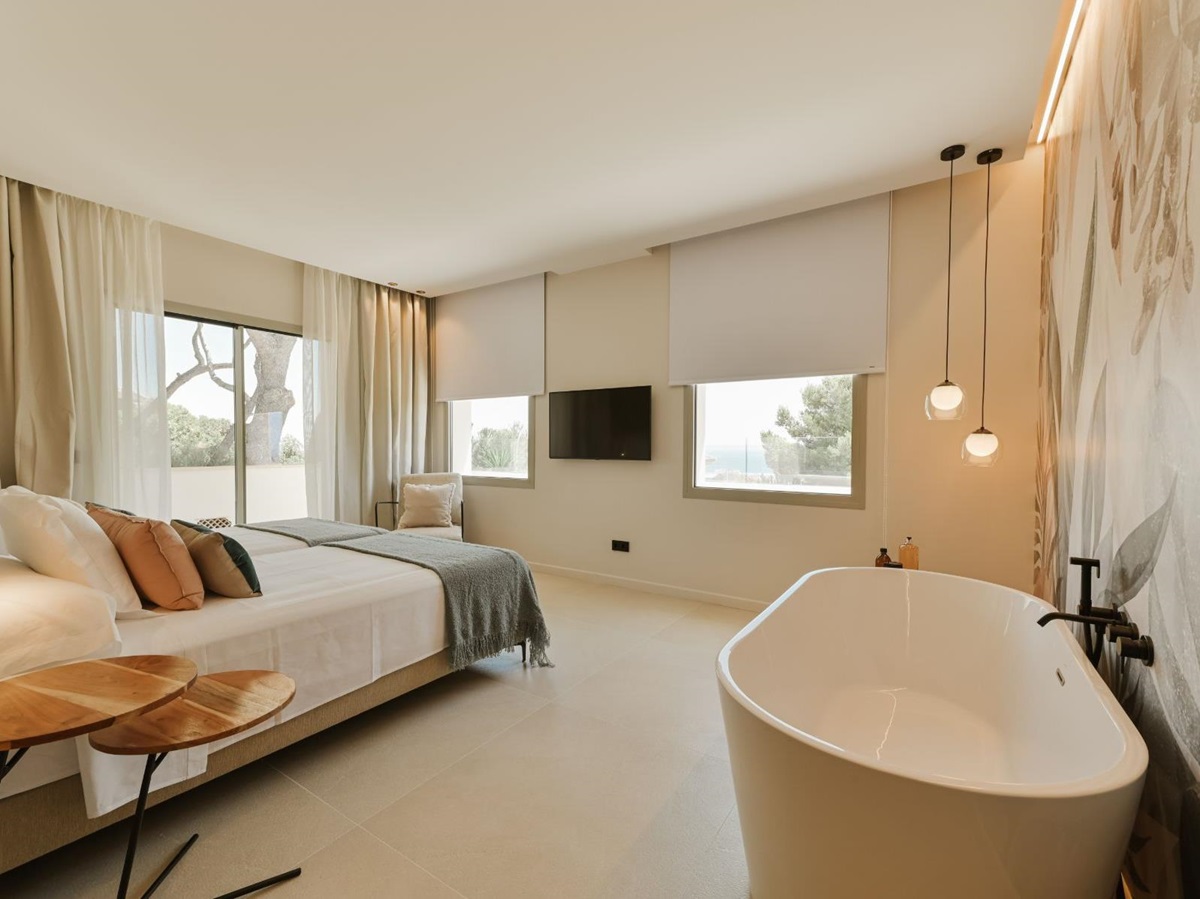 Bedroom with bathtub at Villa Celeste, Mallorca