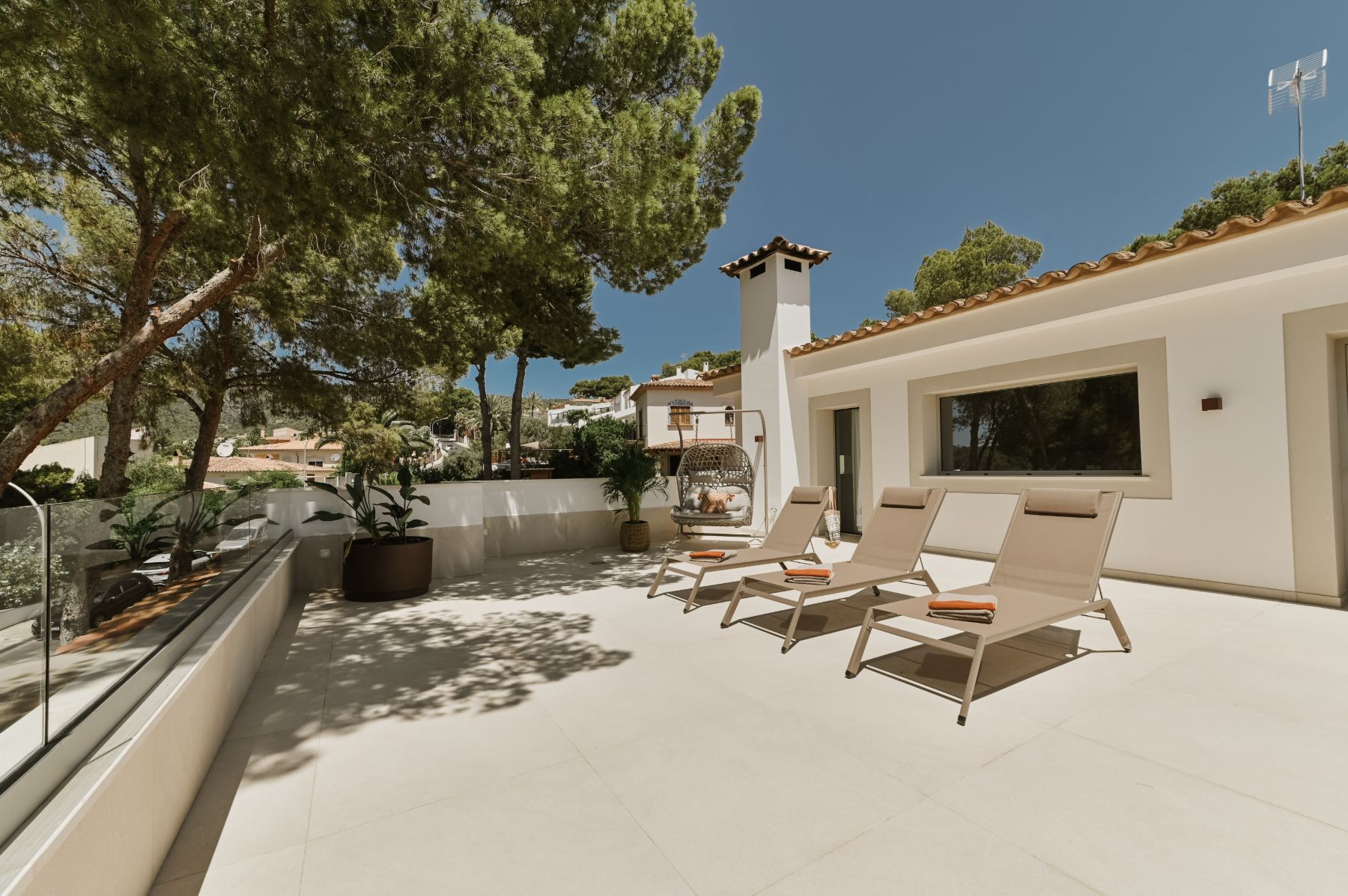 Terrace with sun loungers at Villa Celeste, Mallorca