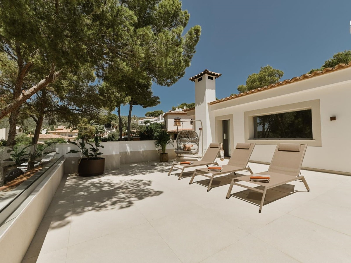 Terrace with sun loungers at Villa Celeste, Mallorca