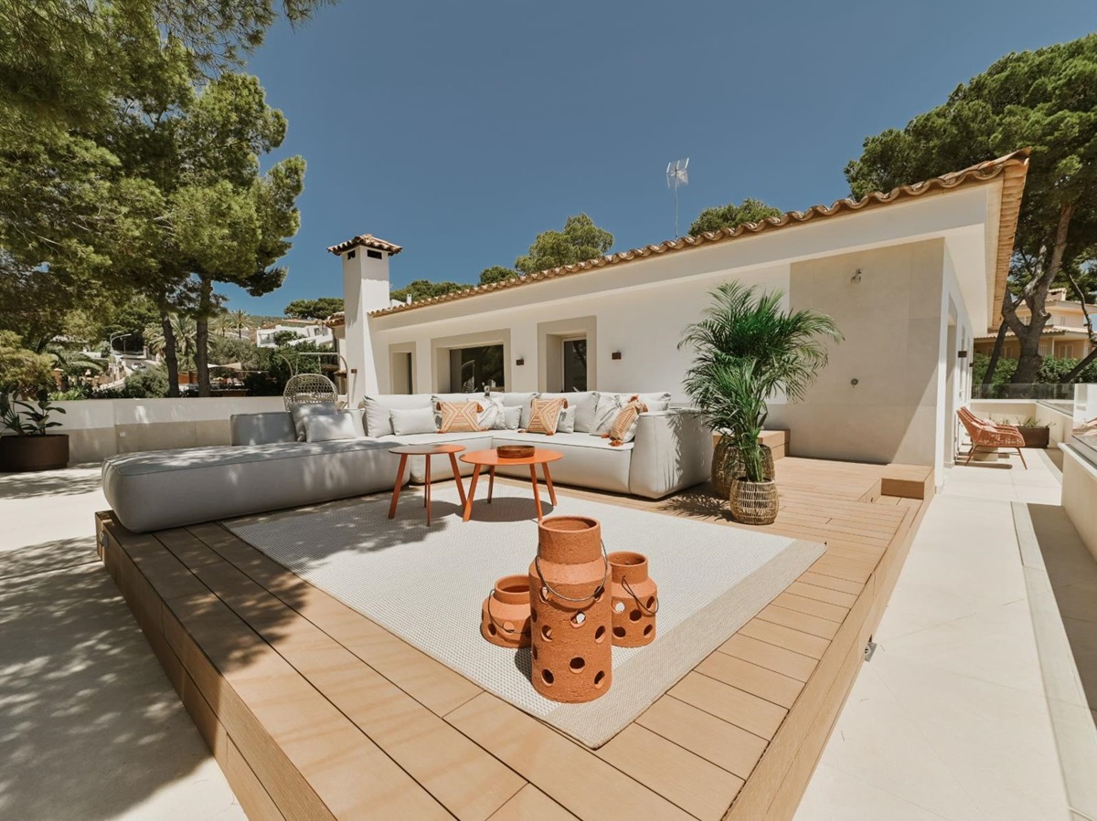 Terrace with seating at Villa Celeste, Mallorca