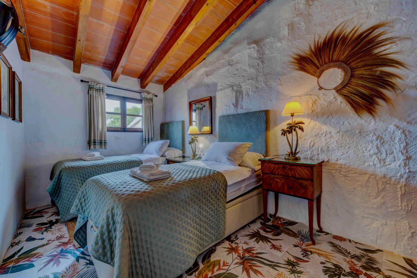 Twin bedroom at Villa Esplendor