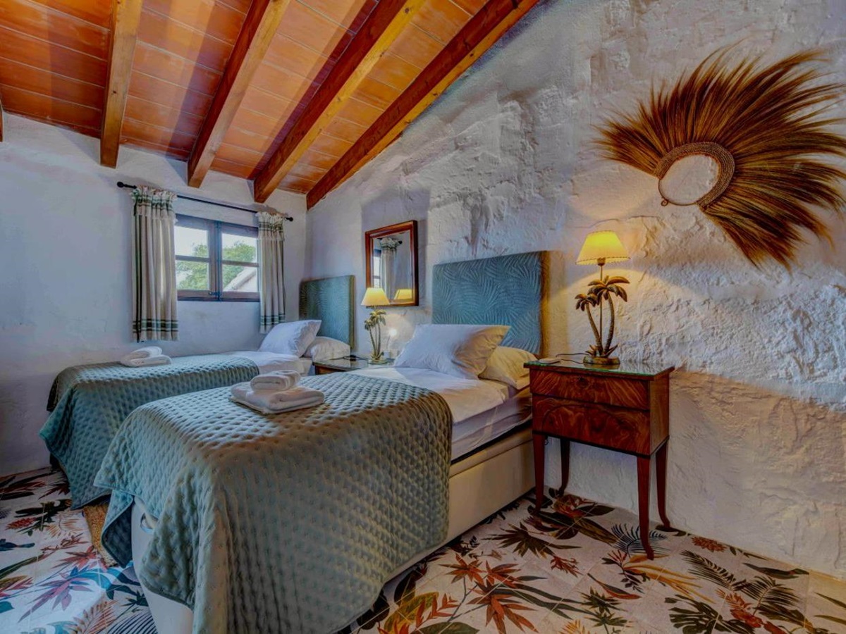 Twin bedroom at Villa Esplendor