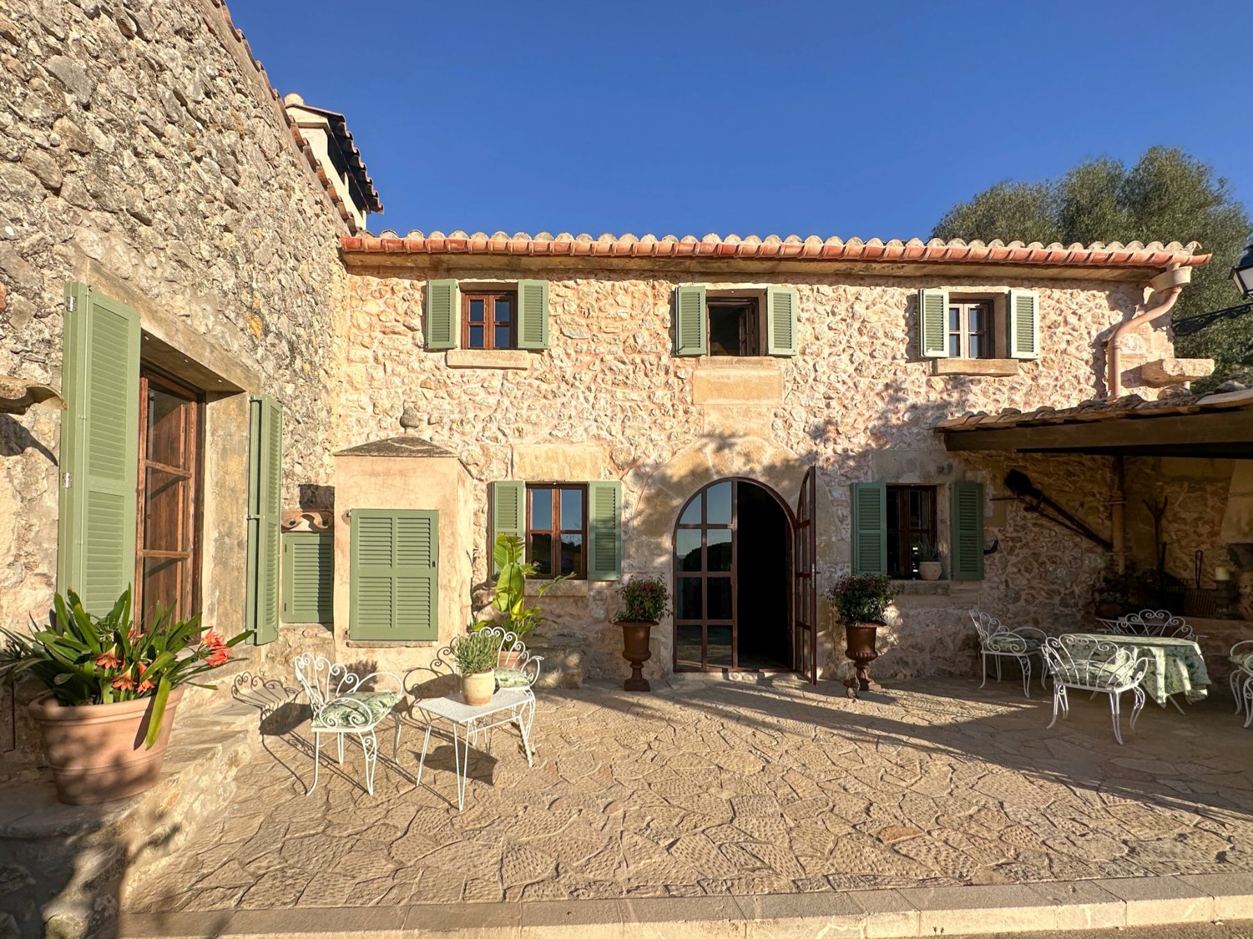 Entrance with courtyard at Villa Esplendor