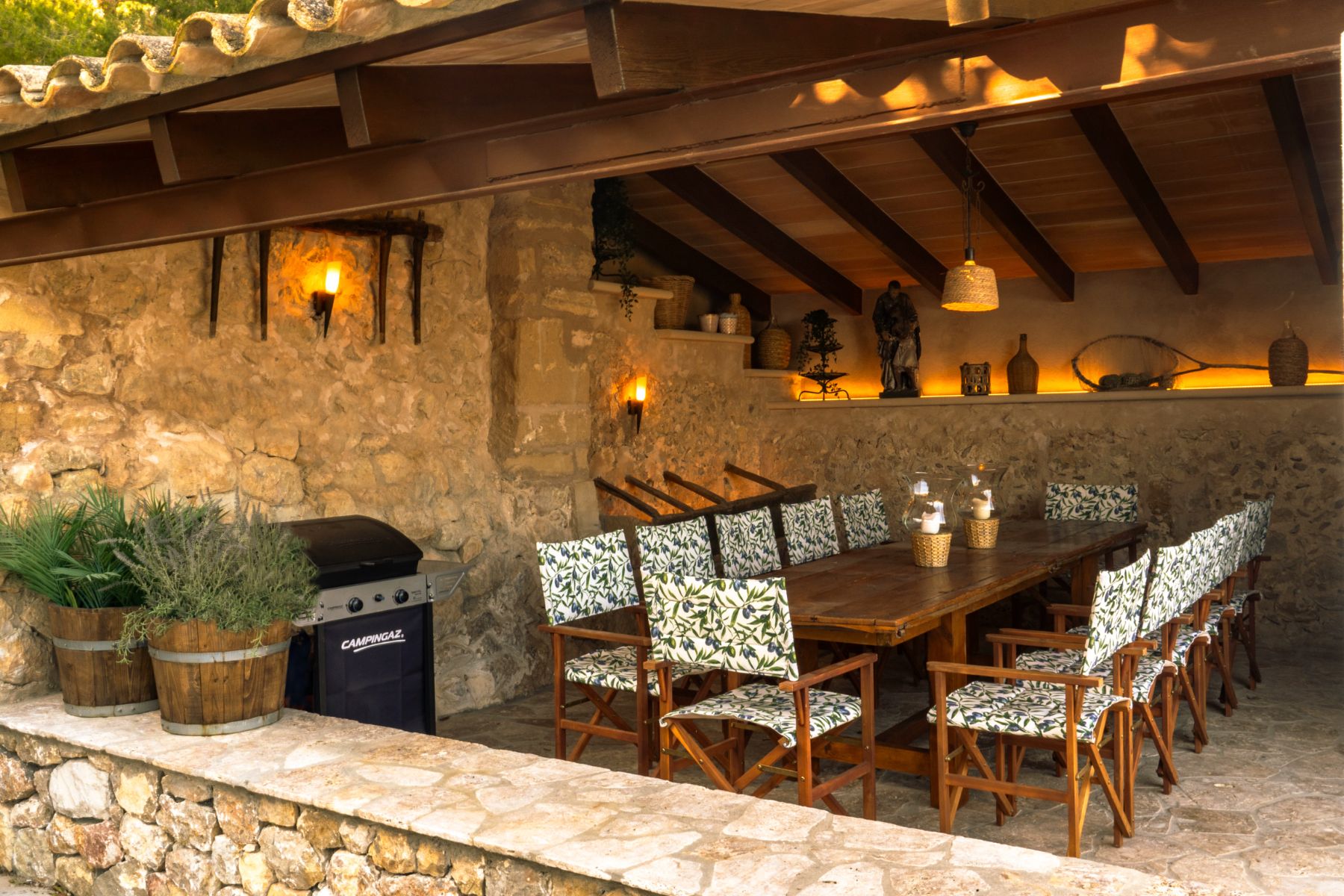 Outdoor dining area at Villa Esplendor