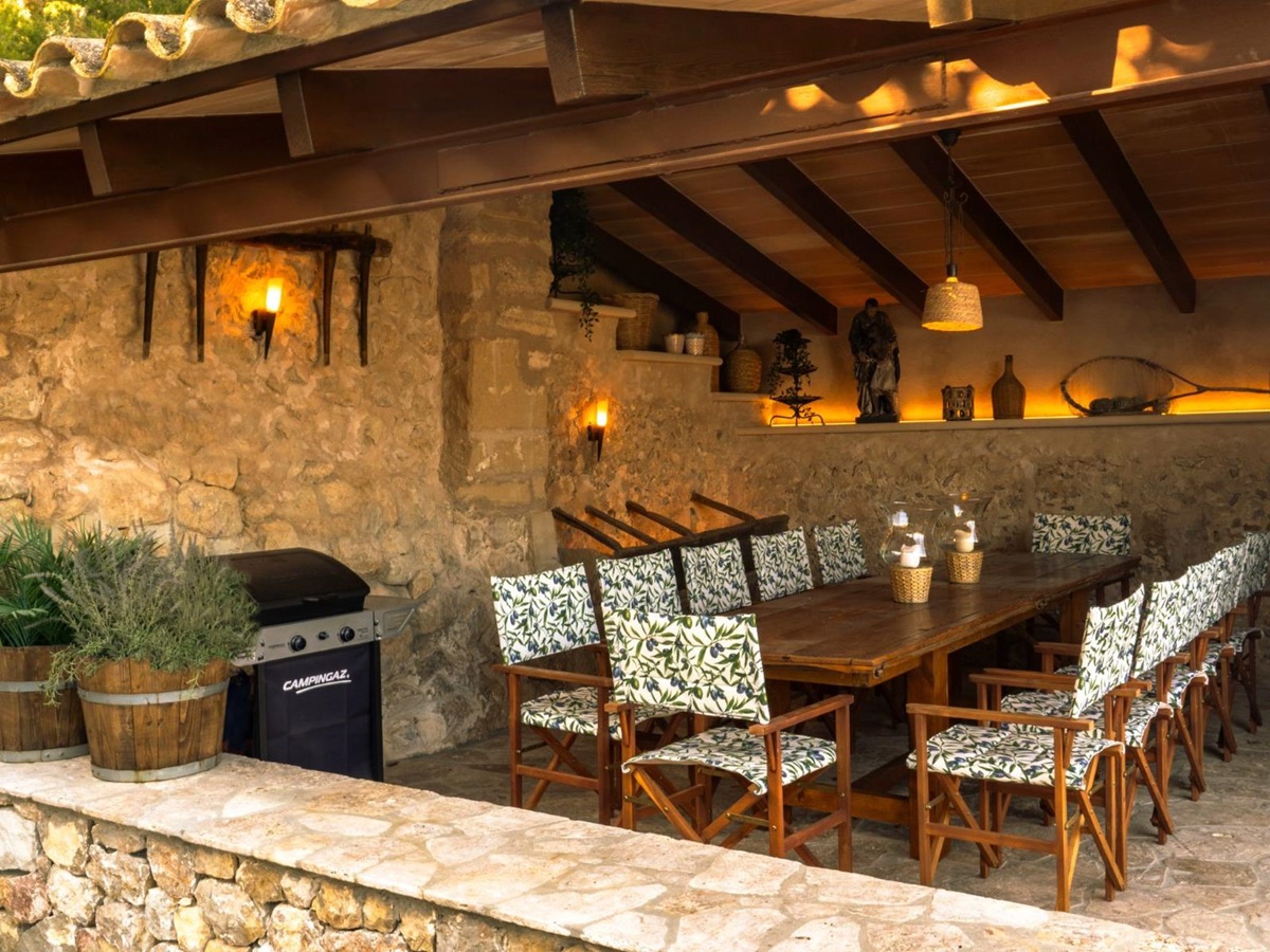 Outdoor dining area at Villa Esplendor