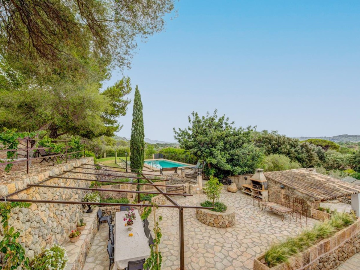 Garden and dining terrace at Villa Esplendor
