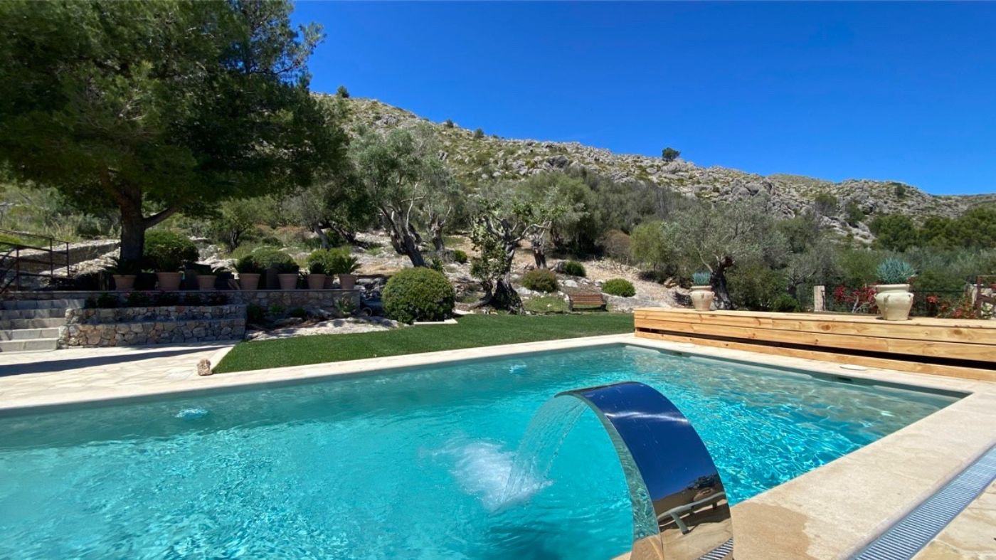 Pool and gardens at Villa Esplendor
