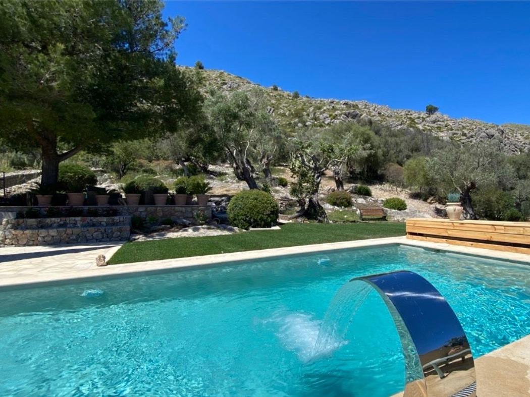 Pool and gardens at Villa Esplendor