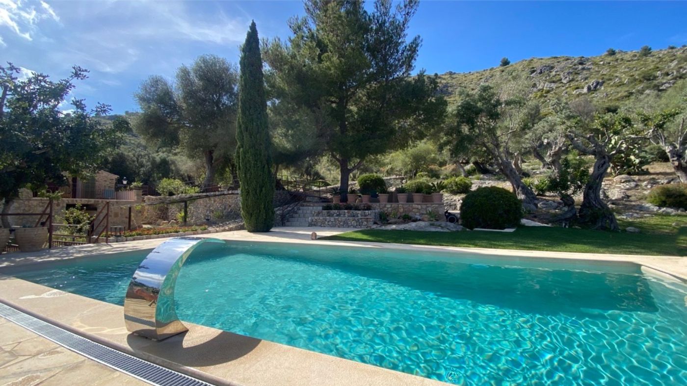 Pool and gardens at Villa Esplendor