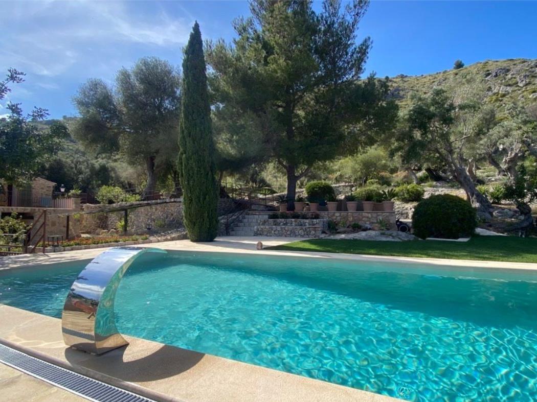 Pool and gardens at Villa Esplendor