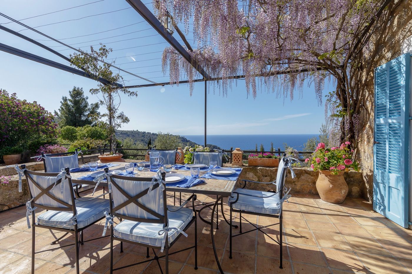 Terrace with dining table at Villa Mariposa 