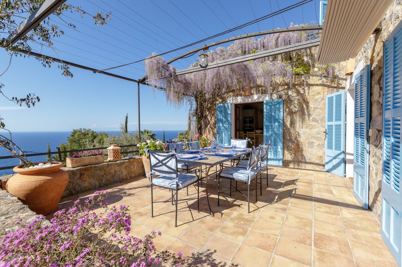 Terrace with dining table at Villa Mariposa 