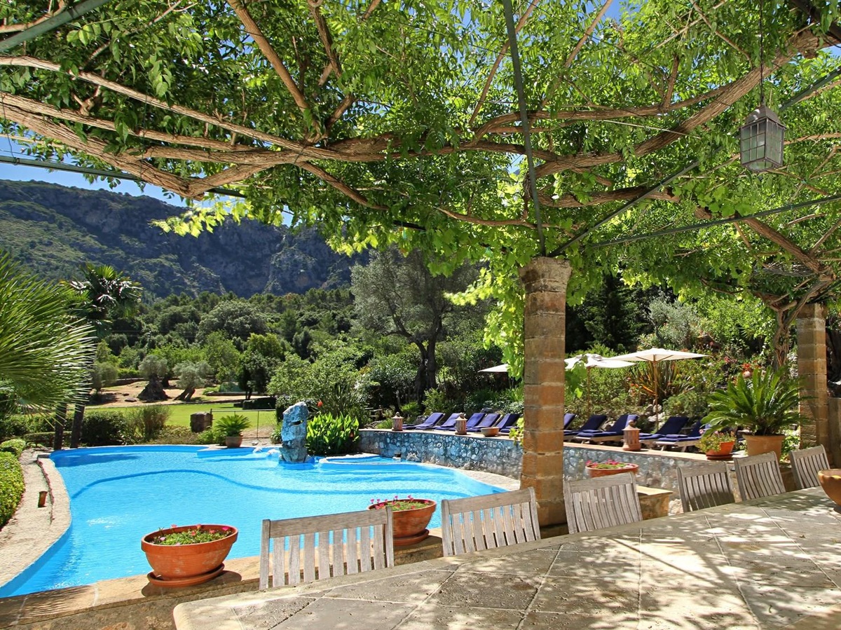 The swimming pool with terrace of Villa Poligono in Mallorca
