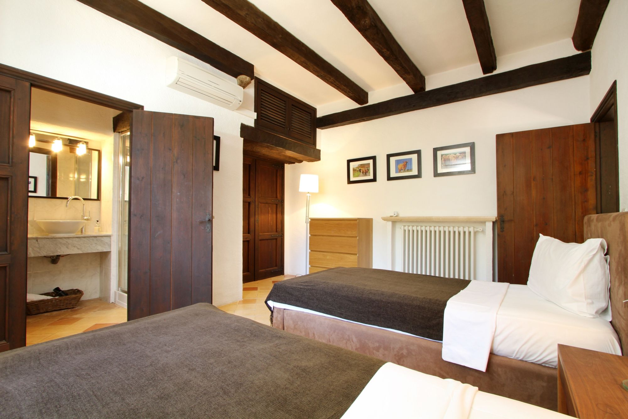 Twin bedroom in Villa Poligono, Mallorca