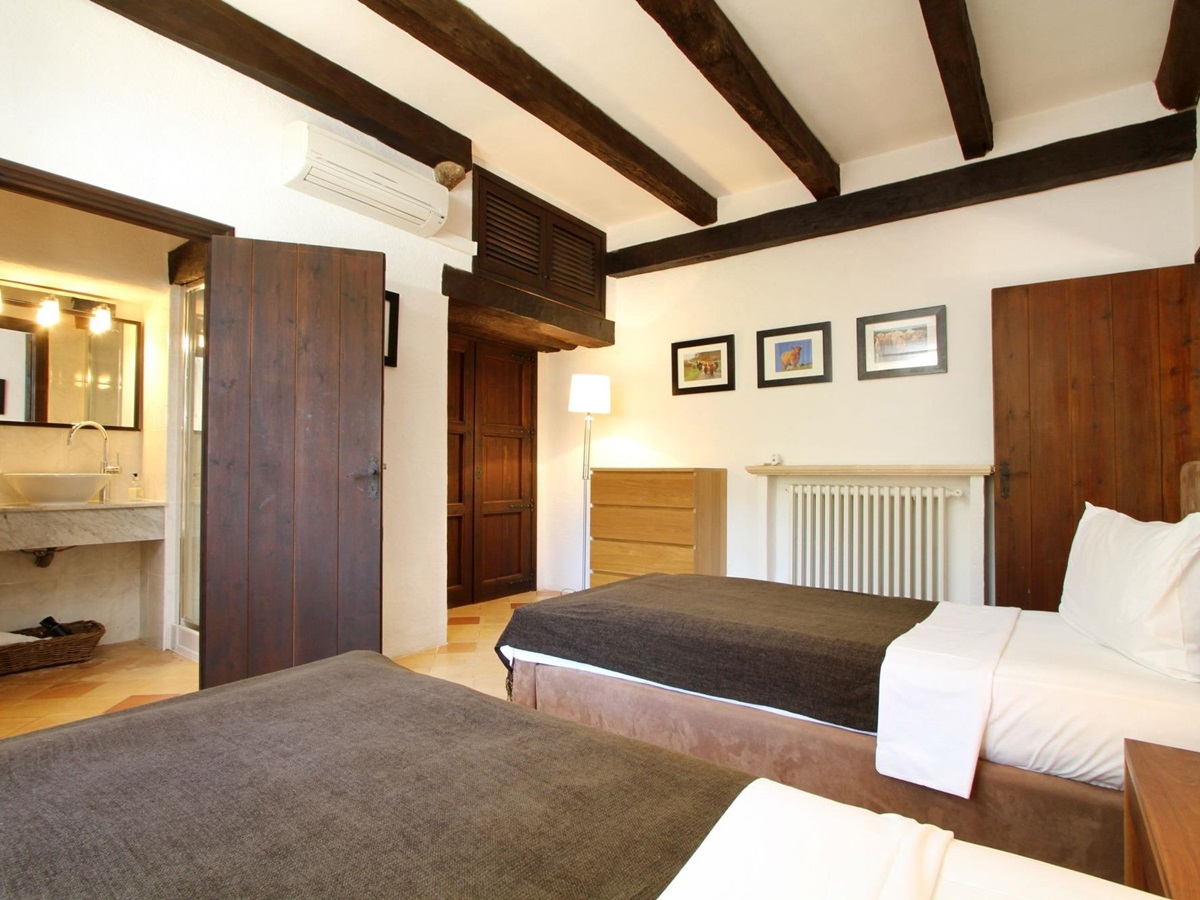 Twin bedroom in Villa Poligono, Mallorca