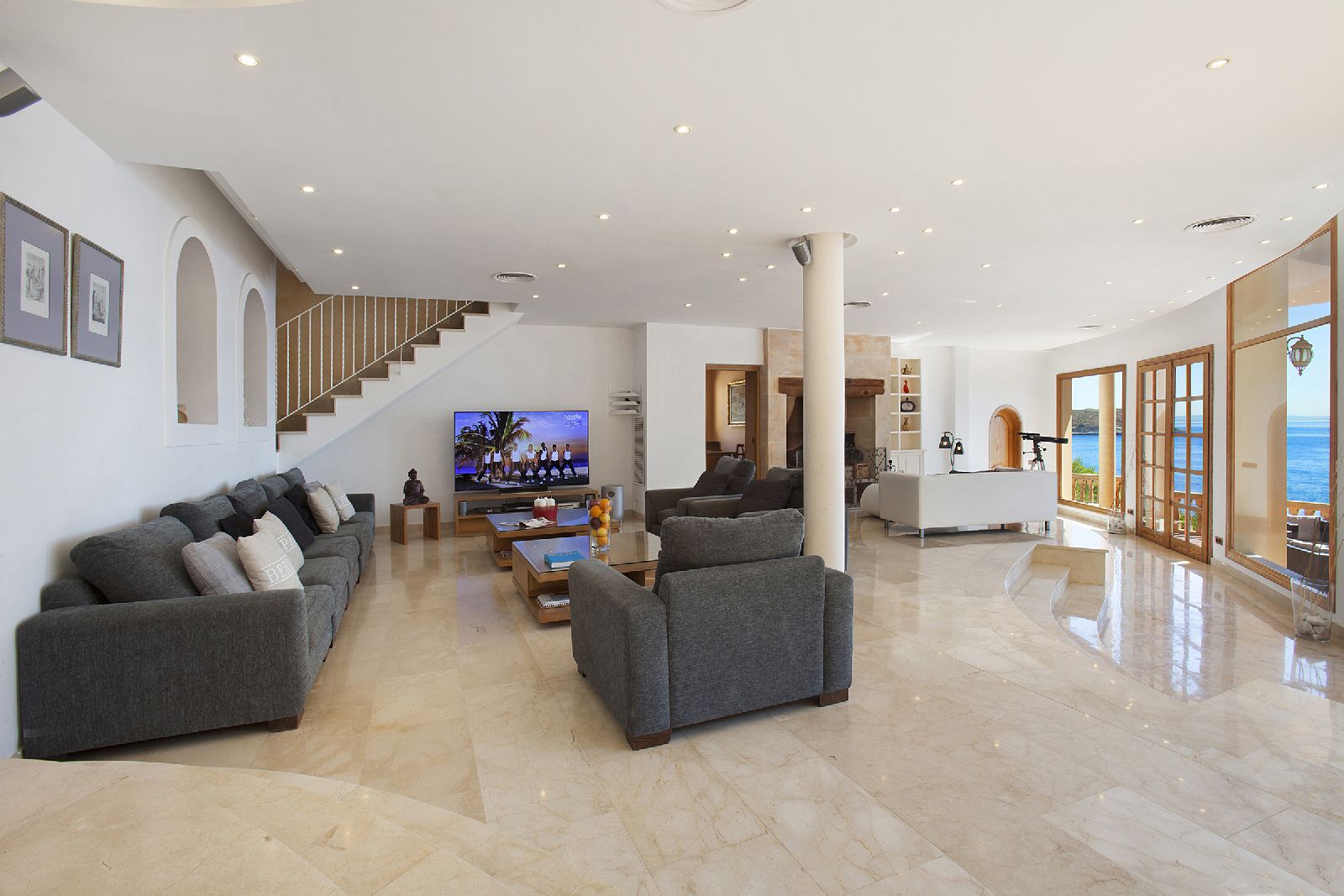 Light and spacious living room at Villa Santuario in Mallorca