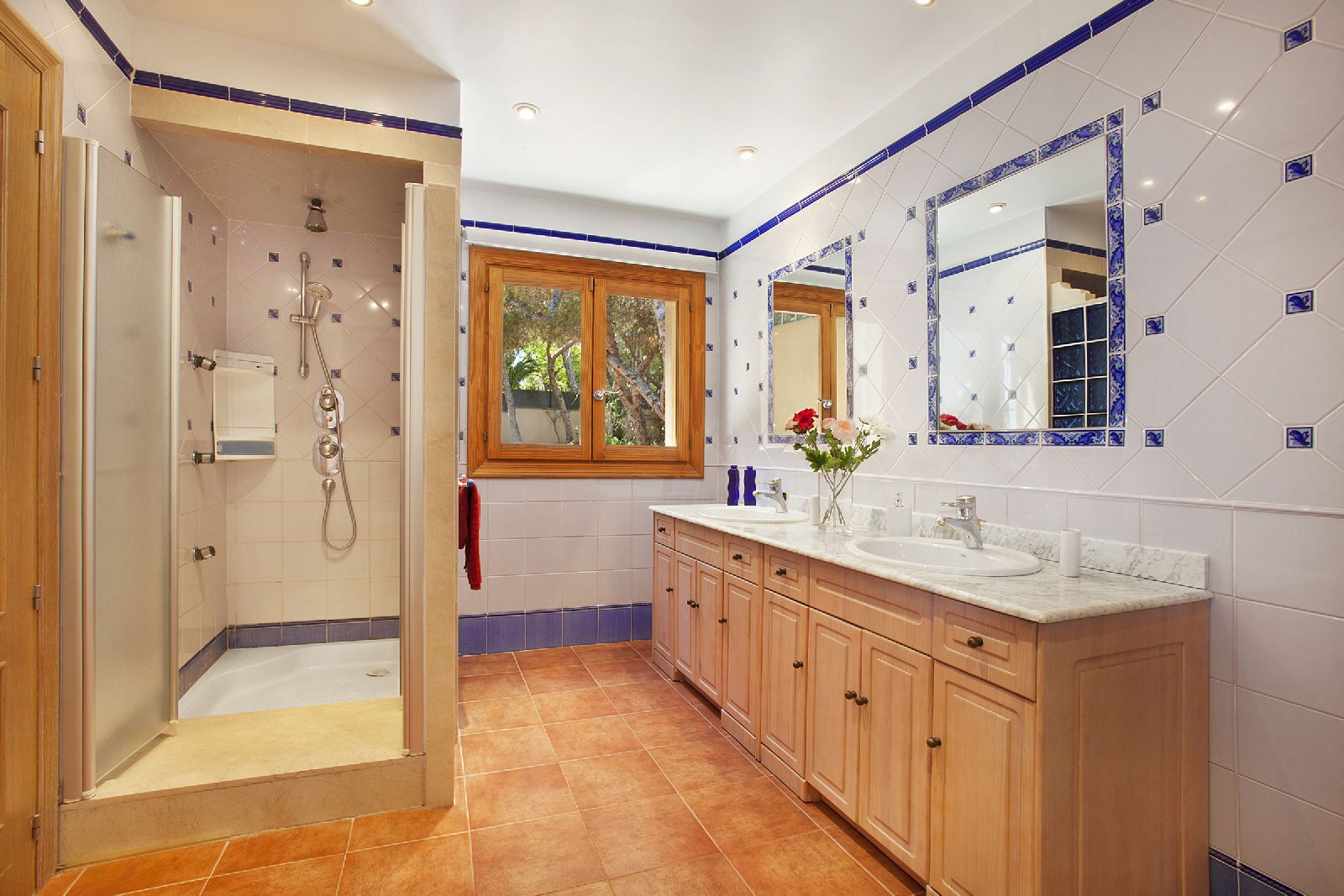 Guest bathroom of Villa Santuario in Mallorca
