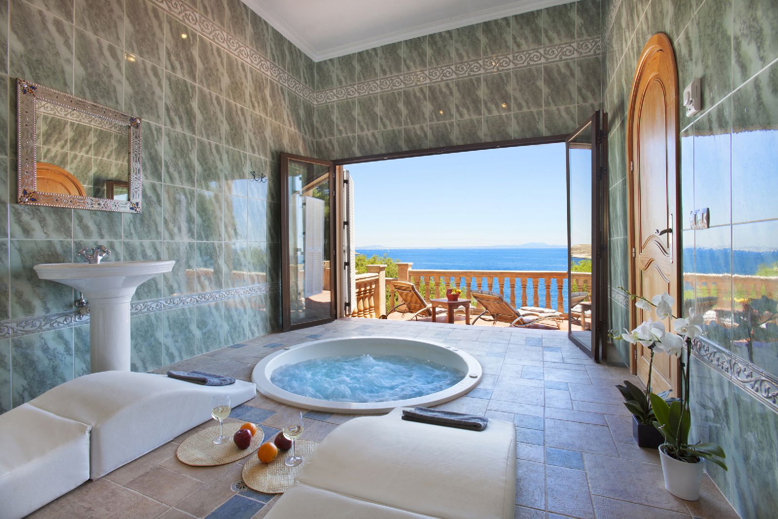 Jacuzzi and terrace at Villa Santuario in Mallorca