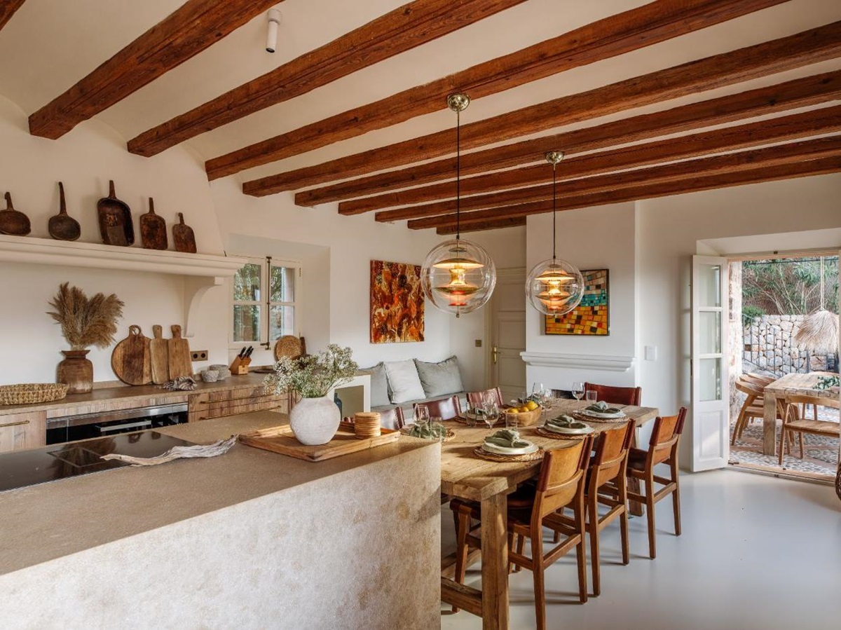 Kitchen and dining area at Villa Serena