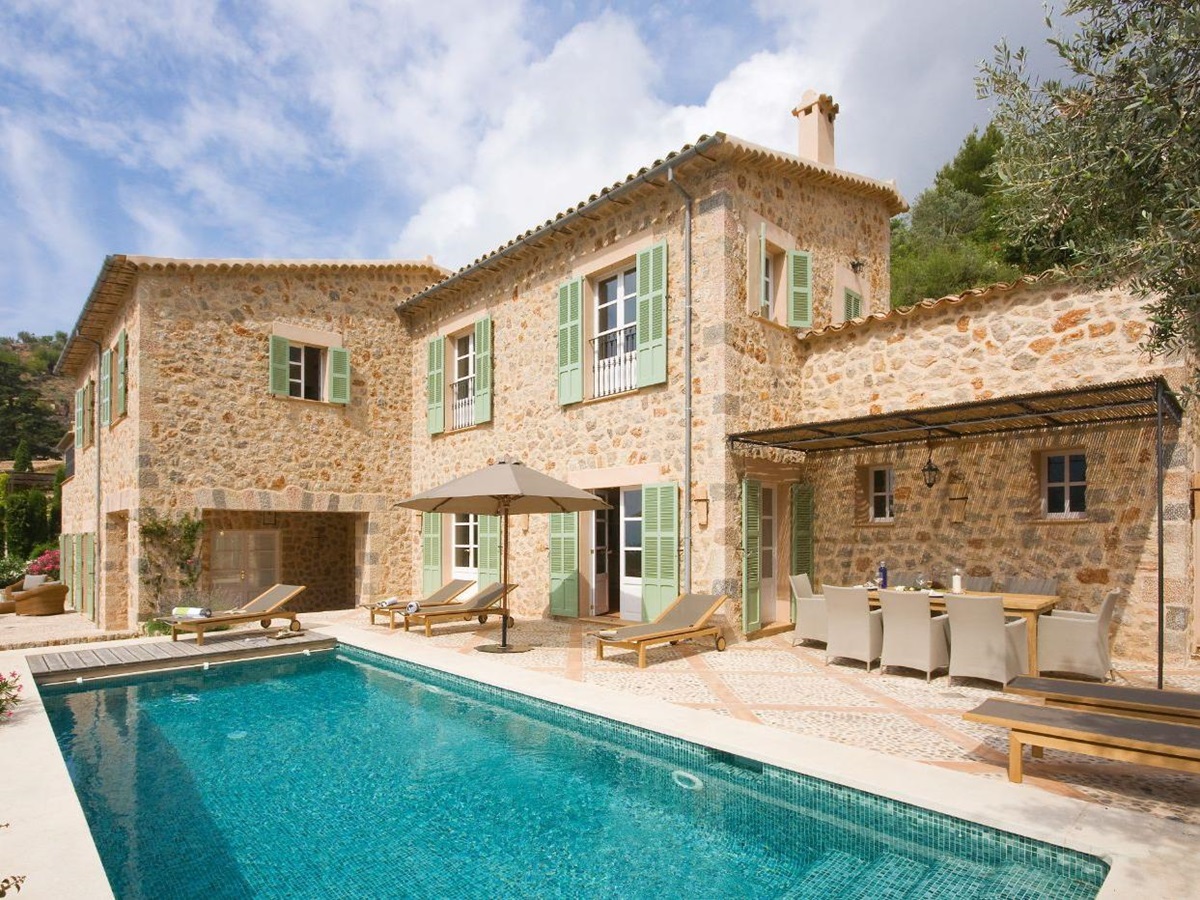 Exterior view of house and pool at Villa Serena