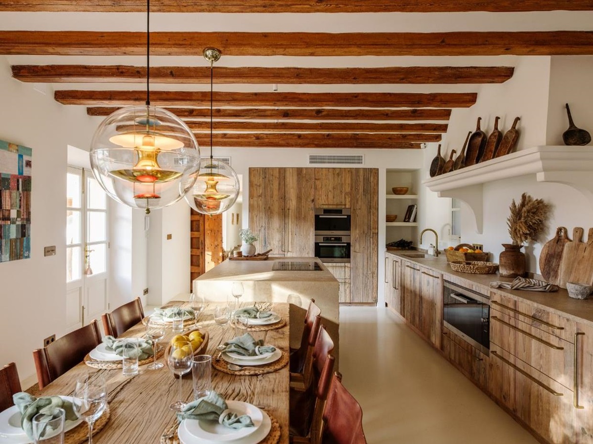 Kitchen and dining area at Villa Serena