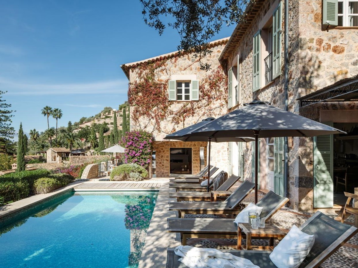 Exterior view of house and pool at Villa Serena