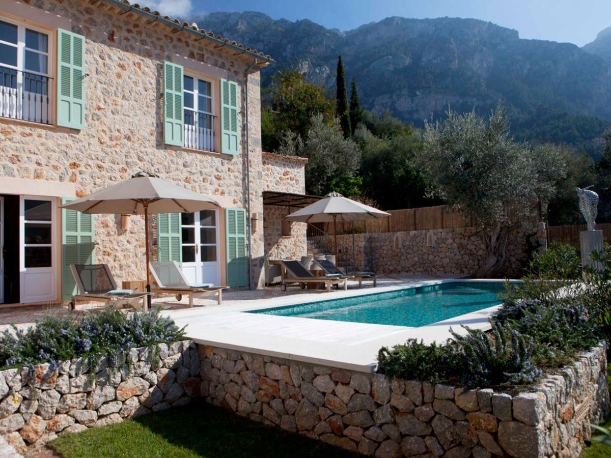 Exterior view of the house and pool at Villa Serena